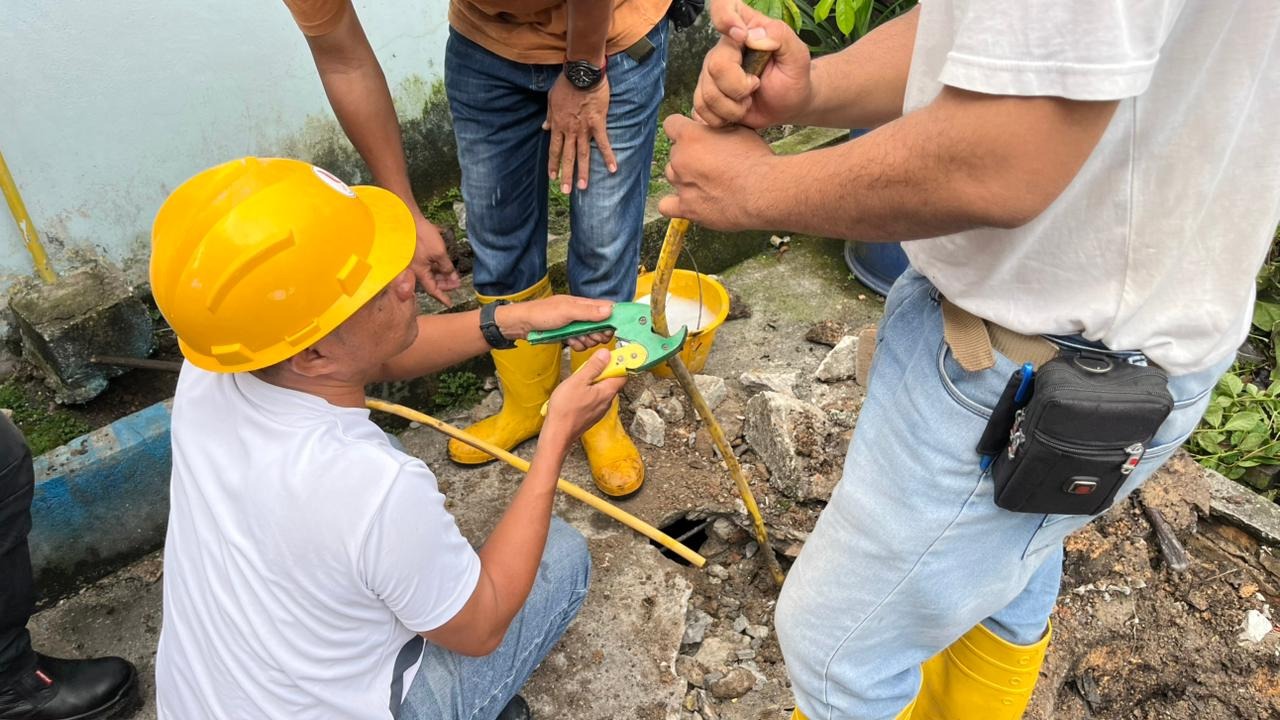 Sigap Tangani Laporan Warga, Tim Teknisi PT SPEM Perbaiki Kebocoran Pipa Gas di Jalan Lili